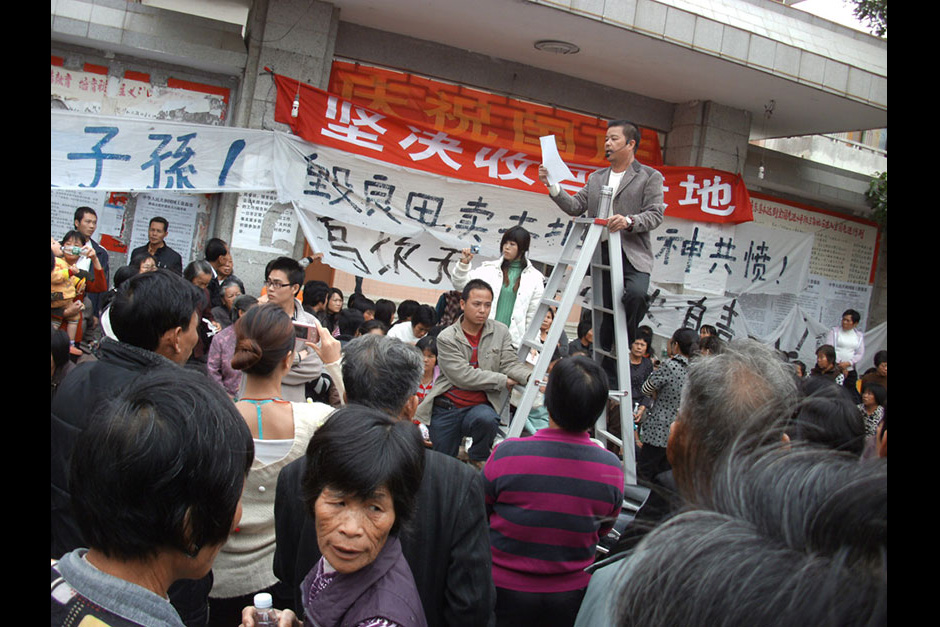 Protest leader Xue Jinbo gives a speech before the invalidated Village Party Committee, December 5, 2011.